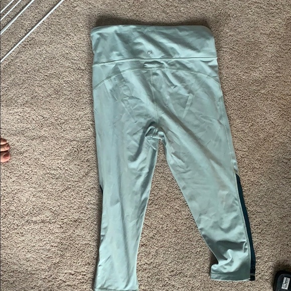 GapFit Eclipse Capri Leggings - Picture 2 of 5